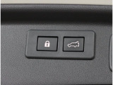 スイッチひとつで電動開閉できるパワーリヤゲート。リヤゲートを閉めると同時に全ドアを施錠するロックシステムも採用。スイッチひとつで「閉める」と「施錠」の操作を一度に行えて便利です。