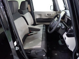 フロントシートはベンチシートです、運転席と助手席の移動が簡単です。真ん中にはアームレストも装備されています! また運転席シートの高さも調整できます。