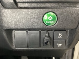 VSA装備車です。VSAはドライバーの操作と車の動きを見守っています。もし車の挙動が乱れたとき、4輪別々にブレーキをかけたり、エンジンパワーをしぼることによって車を安定させます。