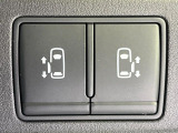 【両側パワースライドドア】スマートキーや運転席のスイッチで後席両側スライドドアの開閉が可能♪電動だから力を入れてドアを開ける必要が無く、小さなお子様でも簡単に開け閉めでき快適です♪