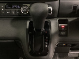 CVT車のセレクトレバーです。低速から高速まで、変速ショックのないスムーズな走りと、エンジン効率のよい領域を維持して燃費にも貢献します。サイドブレーキはスイッチ操作の電子制御パーキングブレーキです。