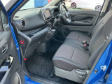 運転席と助手席はベンチシートですので、横移動もラクに出来ます。