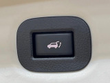 【パワーバックドア】スマートキーや運転席のボタンを押すだけでリアゲートが自動で開閉します!荷物を持っている時や、高い位置にあるバックドアを閉める際に便利な機能です♪