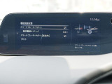 こちらのお車には先進安全装備が多数搭載されています。衝突被害を回避あるいは軽減するためのブレーキや、後方死角からの接近警報、車線逸脱を防止する警報装置など、詳しくはスタッフまでお尋ねください。