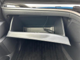 【グローブボックス】大容量のグローブボックスです!!車検証ケース他、日頃使う小物類の収納スペースもたくさんあります!