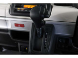 インパネシフトだから視線の移動も少なく足元もスッキリ♪運転席もゆったりしているのでゆとりを持ってドライブできますね!
