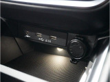 小物の収納に便利なセンタートレイには携帯等のデバイスの充電可能なUSB出力電源付です。