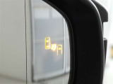 ブラインドスポットモニター装備。隣車線を走る車両を検知。ドアミラーでは確認しにくい後方、側方エリアに存在する車両や急接近してくる車両も検知しドアミラーに搭載されたLEDインジケーターが点灯します。