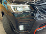 【LEDヘッドライト】悪天候や夜間走行時も良好な視界を確保し安心して運転できる高輝度LEDヘッドライトを装備!点灯速度が早く、消費電力も抑えられています。