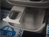 引き出して大きめトレーとして、しまったままでも小物置きとして、運転席からも助手席からも自在に使えるドリンクホルダー付のトレーです。