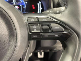 ステアリングスイッチ付きで、運転中に視線を前に向けたまま操作できます。