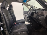 女性でも運転がしやすいように、シートの高さ調整機能(シートリフター)がついています。運転席と助手席の間が空いている為、助手席側への移動がスムーズです。交通量の多い道でも助手席側から乗り降りができます。