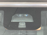 【シティブレーキアクティブシステム】低速走行中に前方の車両等を認識し、衝突しそうな時は警報とブレーキで衝突回避と被害軽減をアシスト。より安全にドライブをお楽しみいただけます。