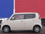 低燃費、広々空間、個性あふれるデザインが魅力のMRワゴン。ボディカラーは、かわいいネイプルスイエローです。使用に伴う内外装のキズが少しございます。
