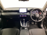 車内は光触媒抗菌消臭施工済です。スタイリッシュなデザインでスポーティなインパネ周りを演出します。グローブボックスやカップホルダーのほかにトレーなどたくさんの収納スペースが付いています。