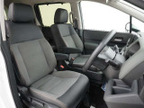 運転席のスペースはゆったりしていて、視界も広く確保されているので普段の運転からロングドライブまで快適です。