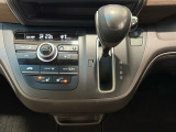 CVT車のセレクトレバーです。低速から高速まで、変速ショックのないスムーズな走りを実現するとともに、エンジン効率のよい領域を維持することで燃費にも貢献します。