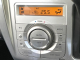 【オートエアコン】一度お好みの温度に設定すれば、車内の温度を検知し風量や温度を自動で調整。暑い&hellip;寒い&hellip;と何度もスイッチ操作をする必要はありません。快適な車内空間には必須の機能ですね♪