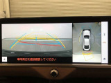 【パノラミックビューモニター(床下透過表示機能付)】クルマを上から見たような画像をディスプレイに表示し、運転席から確認しにくい箇所も確認できます。車両直下及びタイヤ付近のアンダーフロアの確認も可能です