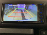 バックモニターで、後方確認しながら安心して駐車することができます。車庫入れが苦手な方にも安心です。※カメラが映し出す範囲は限られています。必ず車両周辺の安全を直接確認してください