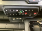 ブレーキホールド機能付き。信号待ちなど足を離してもブレーキ状態を保ち、アクセルを踏むと自動解除されます。スムーズな発進が可能です。