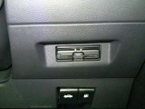 運転席から手の届く位置に ETC2.0車載器付いております。高速道路の料金所もスムーズに通過できますよ♪
