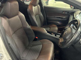 運転席の画像です。足元やシートまわりに余裕があり、リラックスした姿勢で運転が可能です。視界も良好で操作系へのアクセスもしやすく、快適で安心感のあるドライブをサポートします。