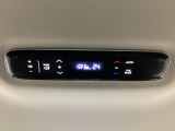 ルーフ中央にエアコン操作パネルがついていますので、2列目・3列目にお乗りの方も快適に過ごせます。