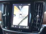 【360&deg;ビューカメラ】4台の高解像度カメラで360度の鳥瞰図を表示。隣の車や壁、死角にある障害物などを画面で確認できるため、狭いスペースでの駐車・出入りも安心です。