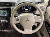 インテリアに合わせたデザインのステアリングは、運転される方のことも考え、運転しやすい形状、大きさです。是非一度、実際に触ってお確かめください。