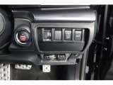キーレスアクセス&プッシュスタート。アクセスキーを携帯して運転席か助手席のドアハンドルの内側に触れるだけで開錠 ドアハンドルのセンサーに触れて施錠