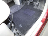 内装工程では、中古車を気持ちよくお乗りいただけるよう清掃しております。