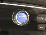 エンジンスタートスイッチです。キーが車内にあれば、エンジンの始動や停止はスイッチを押すだけ!キーを取り出す手間を省き、ワンプッシュで操作できるので簡単でスムーズです。
