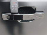 【キーレスエントリー】バッグやポケットからキーを取り出すことなく車にアクセスして、ロックとアラームを設定できます。 毎日の利便性をさらに高める機能です。