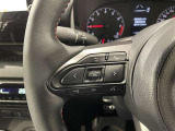 ステアリングスイッチ付きで、運転中に視線を前に向けたまま操作できます。