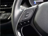 ハンドルにオーディオ操作用スイッチを備え、手を放さずに操作可能。安全性と利便性を両立しています。