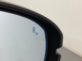 ブラインドスポットモニターを装備。自車の車速20km/h以上で前進しているとき、隣接する車線後方に他の車両が走行していることを知らせ、運転者の車線変更などの操作の際の負担を軽減するシステムです。