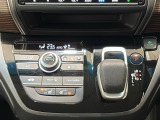 CVT車のセレクトレバーです。低速から高速まで、変速ショックのないスムーズな走りを実現するとともに、エンジン効率のよい領域を維持することで燃費にも貢献します。