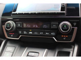 フルオートエアコンを装備しております。車内の温度設定だけでなくPM2.5にも対応した高性能集塵フィルターも装備しており車内はいつも快適空間です。