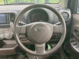 インテリアに合わせたデザインのステアリングは、運転される方のことも考え、運転しやすい形状、大きさです。是非一度、実際に触ってお確かめください。