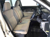 運転席の座面高さを調整できるシートリフターが付いています。フロントシートはベンチシートを採用で、座面も広く使い勝手もいいですよ♪
