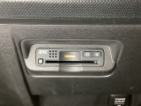 エアコンパネルの下にETCがついています。高速道路の料金所の通過も楽々です!。 カードの取り出しもしやすい場所についています。