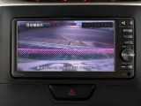バック時目視しにくいクルマの周囲をカメラで映し出し、安全・安心駐車をサポート♪バックの苦手な方も後ろがハッキリ見えるので安心ですよ♪