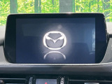 【8インチマツダコネクト】車内の雰囲気にマッチした大型のディスプレイ。スマホ接続でのナビ使用やBluetooth再生等、様々な機能が楽しめます。直感的なダイヤル操作が可能で、使い勝手も良好です。