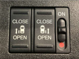 【両側パワースライドドア】両側がパワースライドドアになっており、運転席のスイッチやスマートキーでも開閉が可能です!開口部も広いので乗り降りも楽々♪