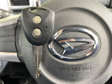 【キーレス】少し離れた場所からでもボタン一つでドアの開錠・施錠ができるのでとっても便利!ドアの鍵穴周りに傷をつけることもありません♪