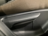 運転席にはドライバーの体型や好みに応じて前後方向だけでなく、高さの調整ができるシートリフターを装備!