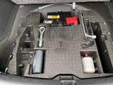 パンク修理剤とエアーコンプレッサーと車載工具も完備!!