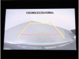 リヤに装着されたカメラの映像を、ナビゲーション画面に表示。後退時の死角を低減し、スムーズな駐車をアシストします。さらに画面には舵角連動ガイド線を表示。ステアリング操作に連動することが出来ます。