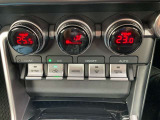 オートエアコンは、気温を設定すれば自動調整。車内をいつでも快適空間にしてくれます♪